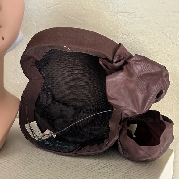 COVETED AND REGISTERED DESIGNER 1940s' BROWN FELT & TAFFETA TILT HAT - Picture 10 of 12